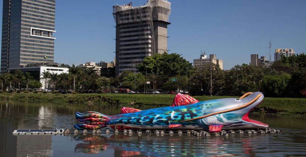 Peixe Inflável com 30m de comprimento invade a Marginal Pinheiros