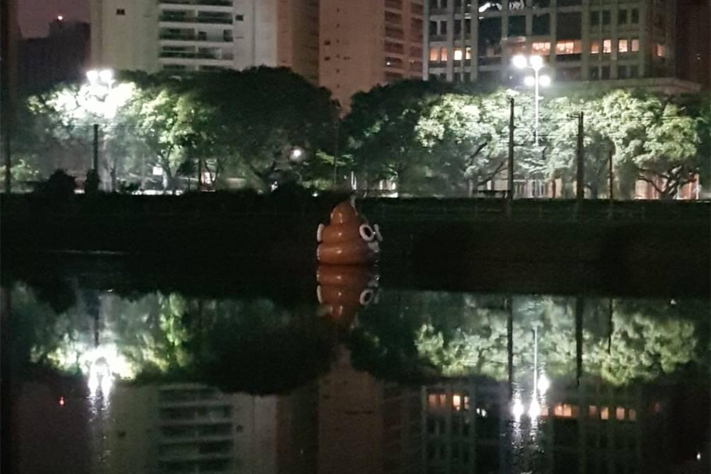 Por que São Paulo amanheceu com emoji inflável no Rio Pinheiros