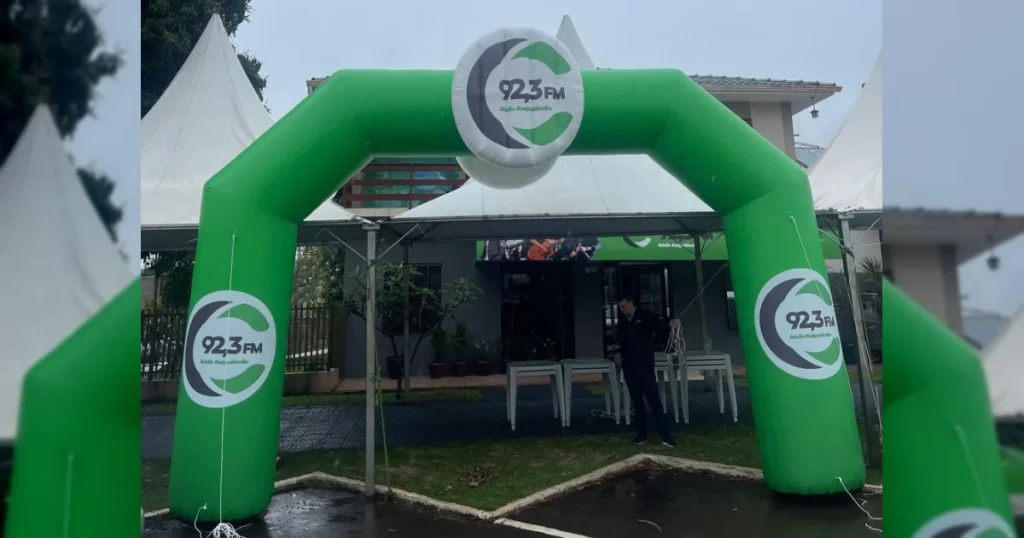 Portal inflável personalizado: como transformar a entrada do seu evento em mídia de alto impacto