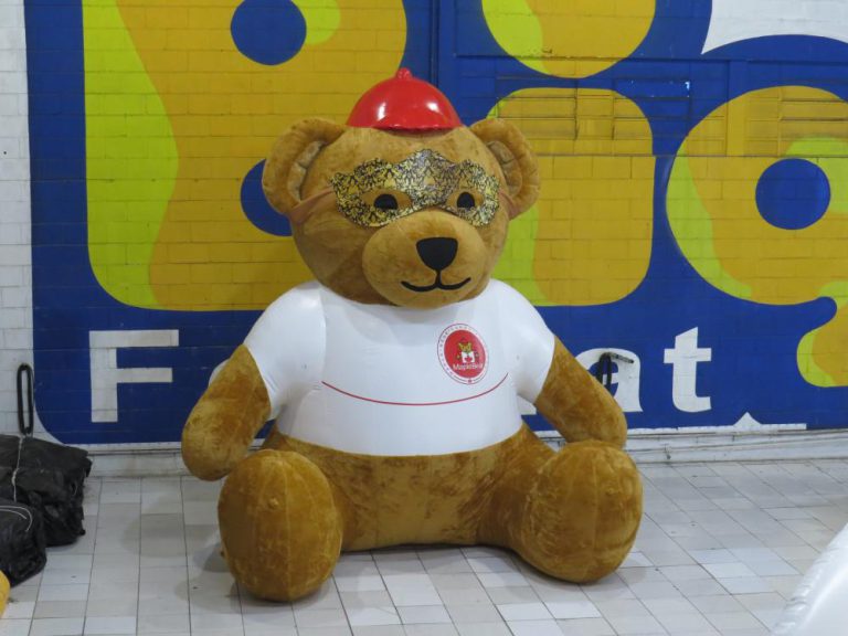 Urso inflável gigante