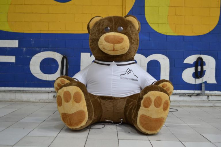 Urso inflável gigante