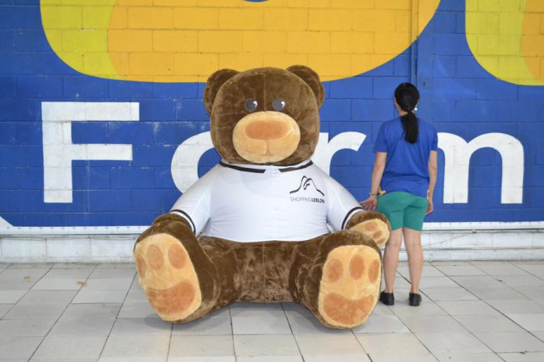 Urso inflável gigante