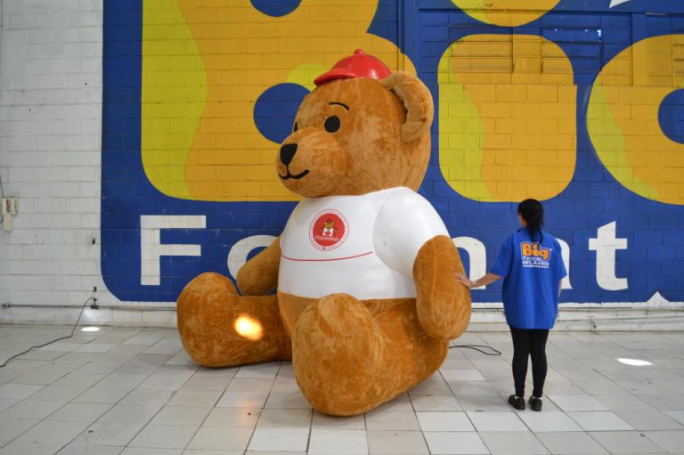 Urso inflável gigante