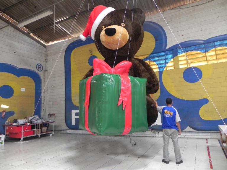 Urso inflável gigante